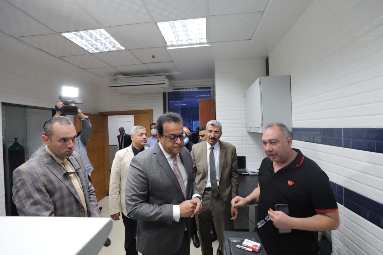 وزير التعليم العالي يتفقد المعامل البحثية بمركز بحوث وتطوير الفلزات