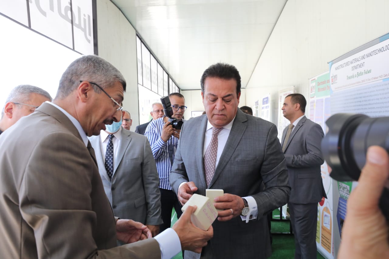 وزير التعليم العالي يتفقد المعامل البحثية بمركز بحوث وتطوير الفلزات