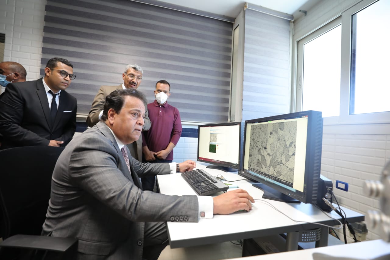 وزير التعليم العالي يتفقد المعامل البحثية بمركز بحوث وتطوير الفلزات