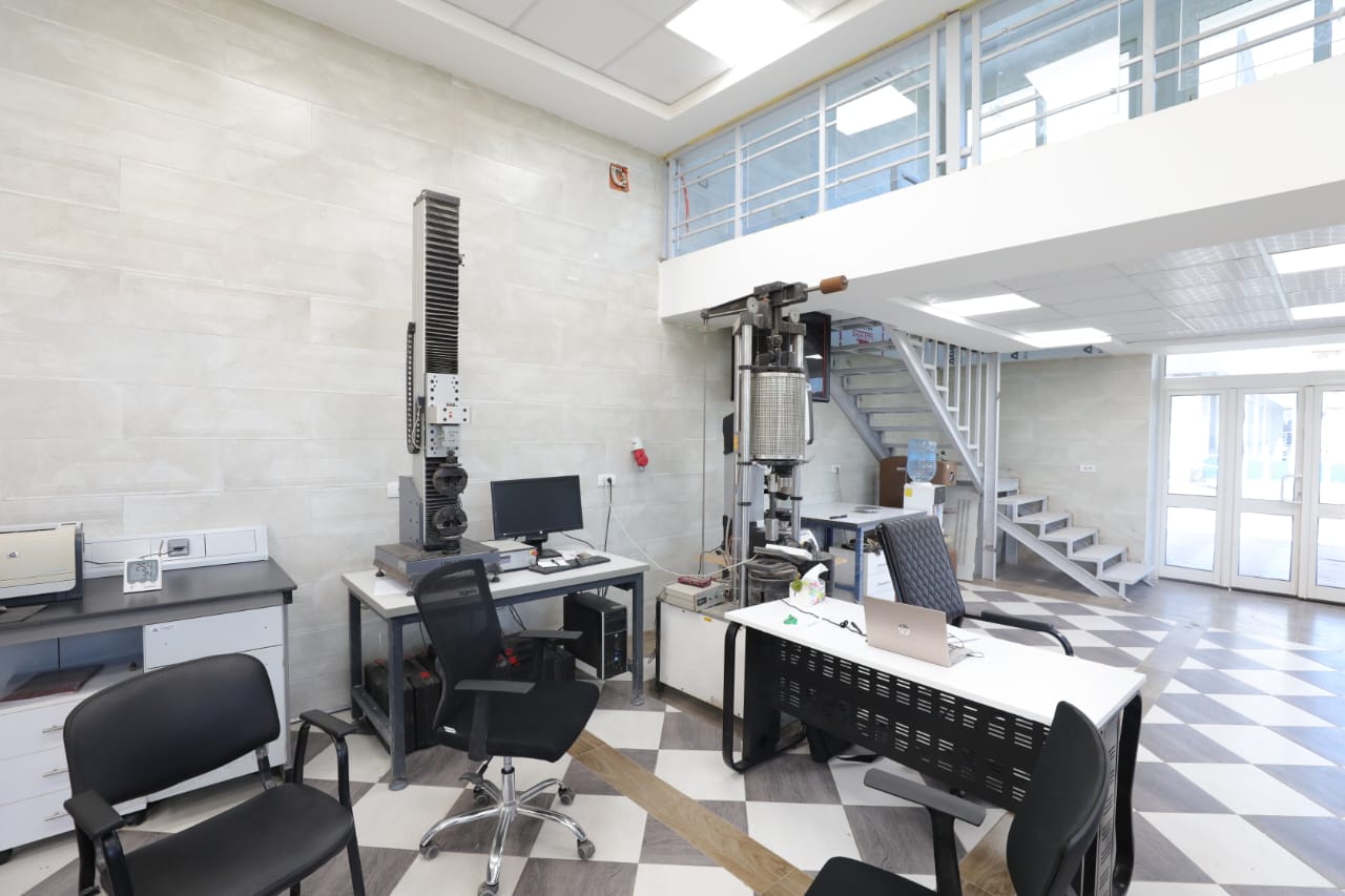 وزير التعليم العالي يتفقد المعامل البحثية بمركز بحوث وتطوير الفلزات