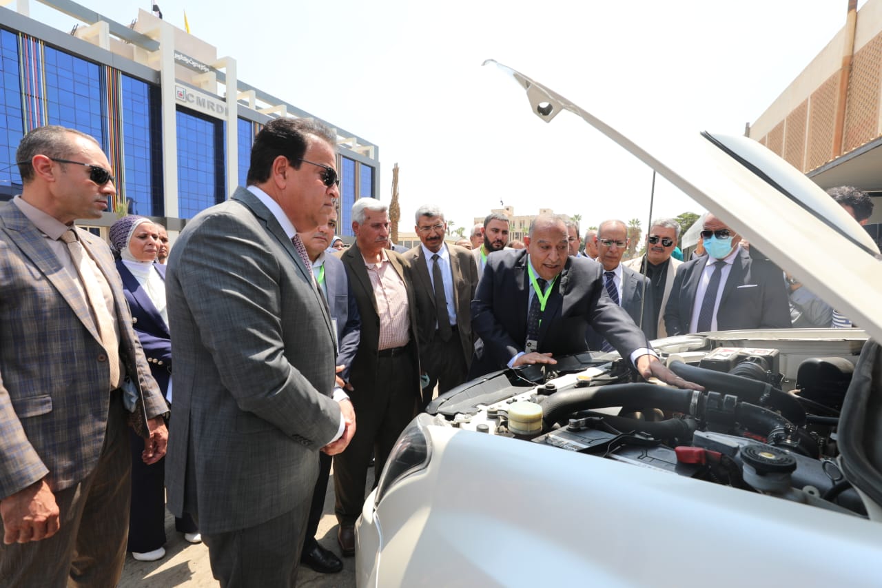 وزير التعليم العالي يتفقد المعامل البحثية بمركز بحوث وتطوير الفلزات