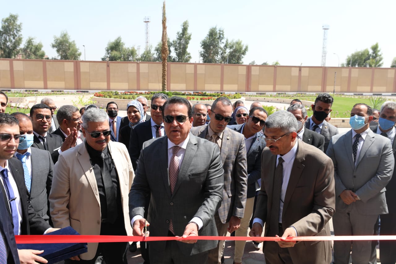 وزير التعليم العالي يتفقد المعامل البحثية بمركز بحوث وتطوير الفلزات