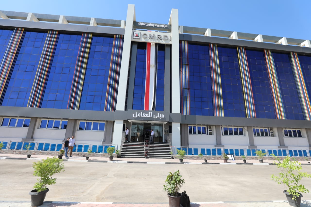 وزير التعليم العالي يتفقد المعامل البحثية بمركز بحوث وتطوير الفلزات