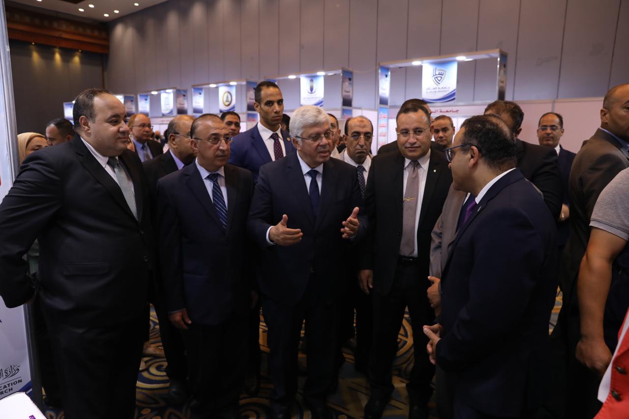 وزير التعليم العالي يفتتح المعرض التعليمي لمؤسسة أخبار اليوم بالإسكندرية