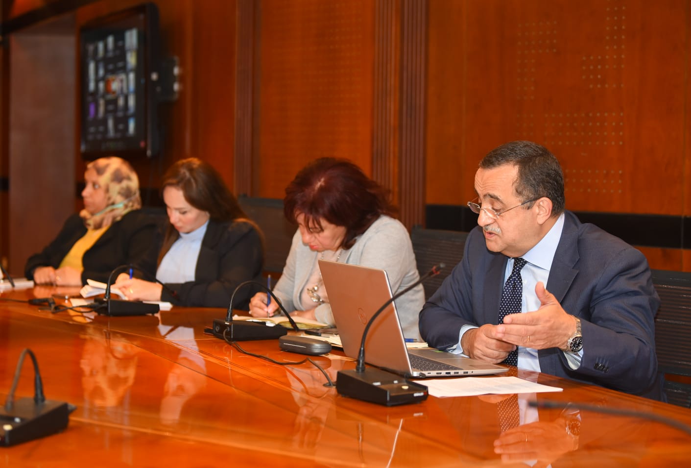 db9dd194-ff46-47a5-bdcb-28169ea6f0c4