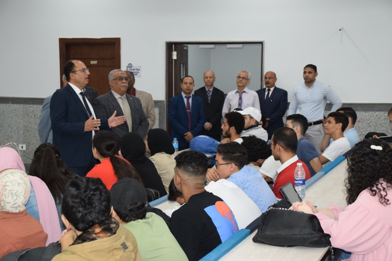 رئيس جامعة حلوان يتابع انتظام سير العملية التعليمية والدراسة بالجامعة الأهلية