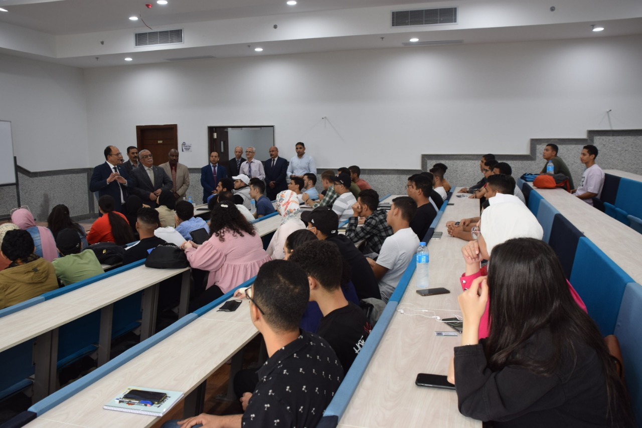 رئيس جامعة حلوان يتابع انتظام سير العملية التعليمية والدراسة بالجامعة الأهلية