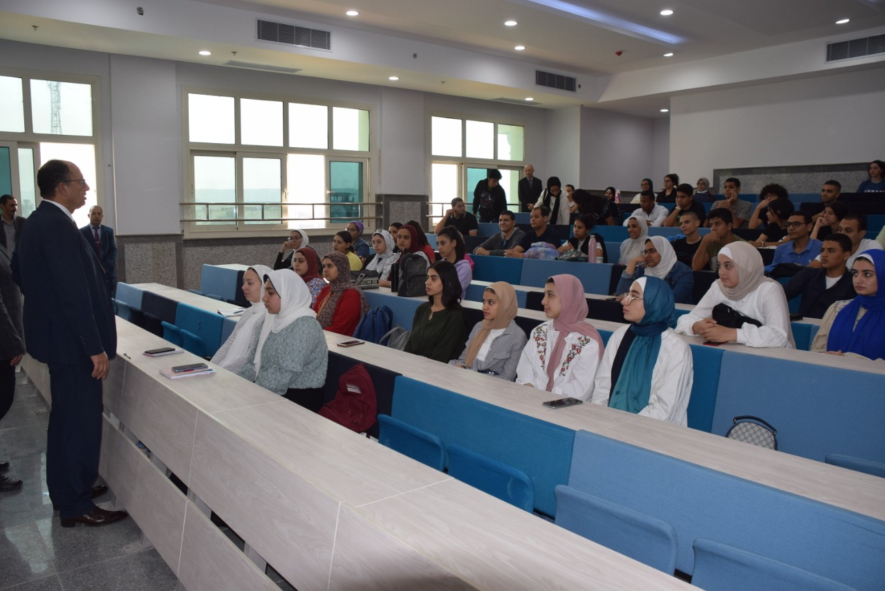 رئيس جامعة حلوان يتابع انتظام سير العملية التعليمية والدراسة بالجامعة الأهلية