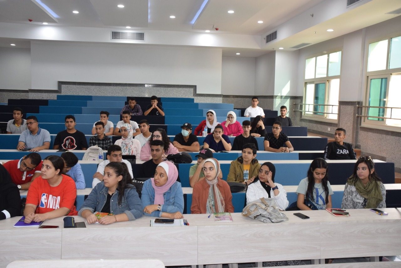 رئيس جامعة حلوان يتابع انتظام سير العملية التعليمية والدراسة بالجامعة الأهلية