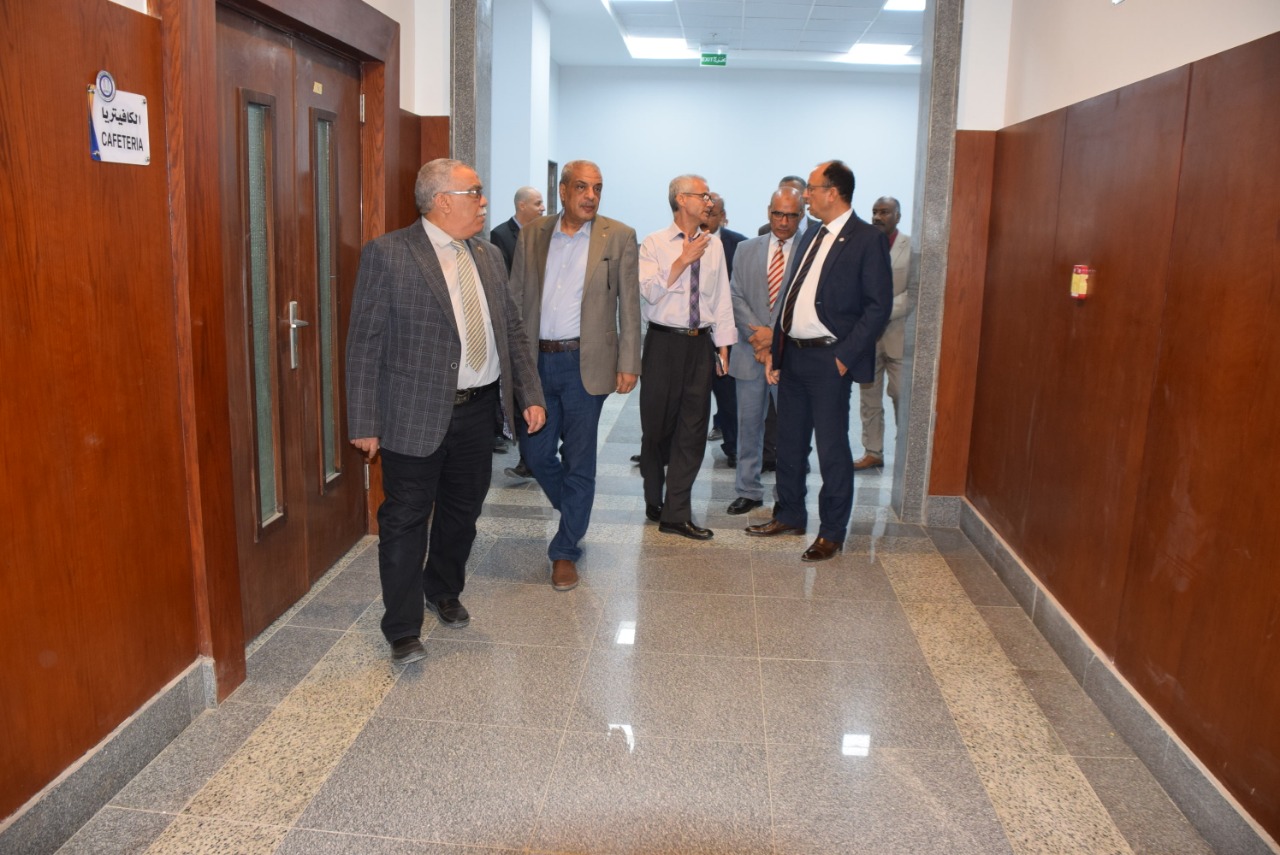 رئيس جامعة حلوان يتابع انتظام سير العملية التعليمية والدراسة بالجامعة الأهلية