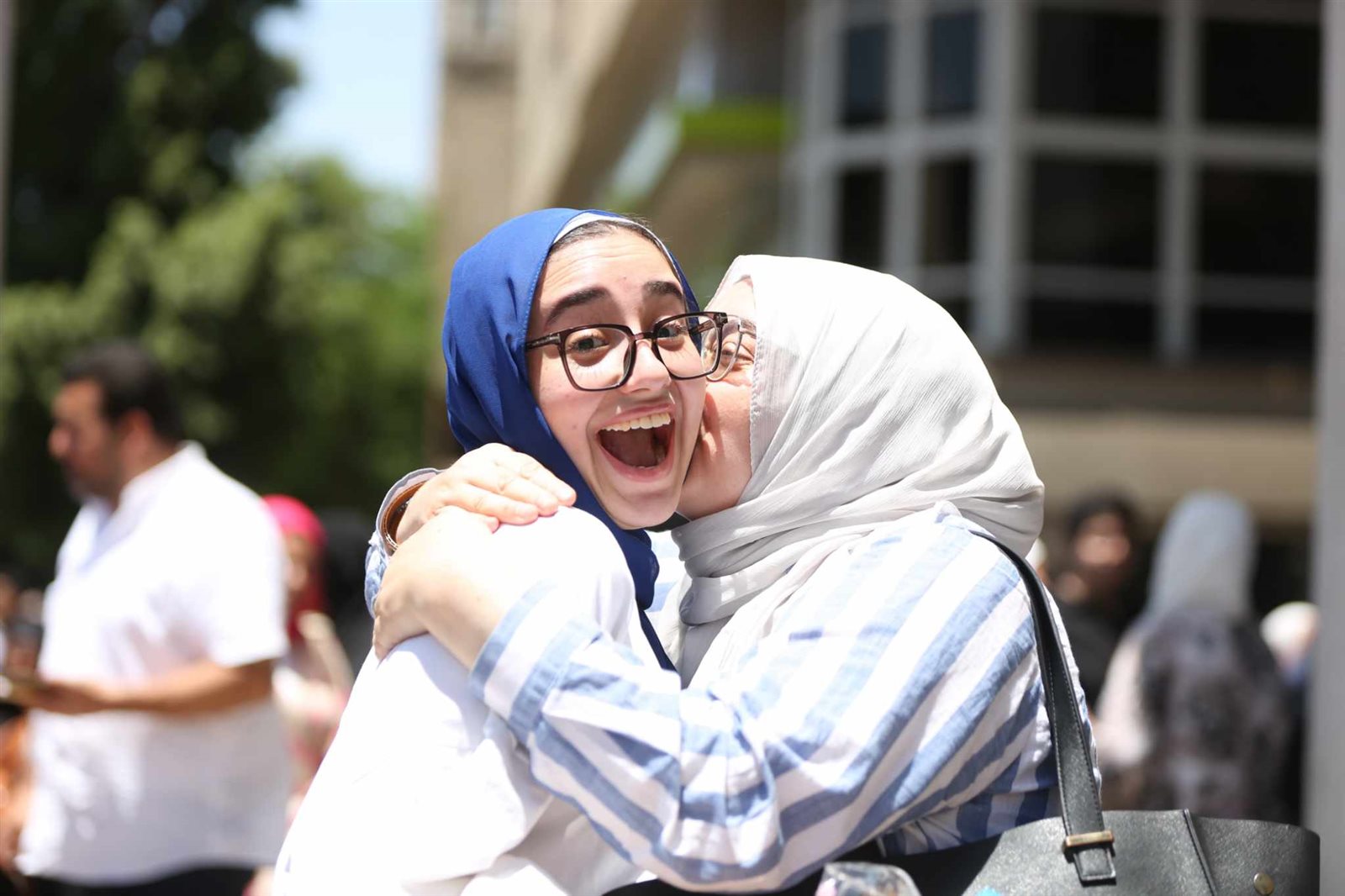 الأمهات يستقبلن أبناءهم بالأحضان بعد امتحان اللغة العربية