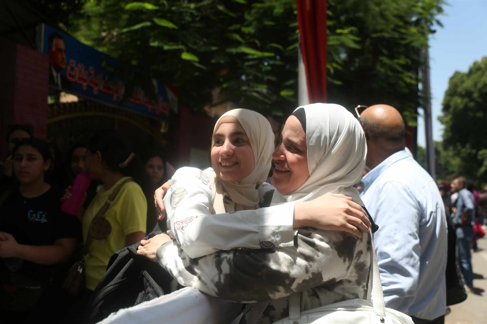 الأمهات يستقبلن أبناءهم بالأحضان بعد امتحان اللغة العربية