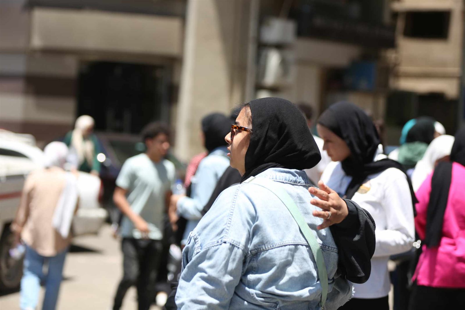 الأمهات يستقبلن أبناءهم بالأحضان بعد امتحان اللغة العربية