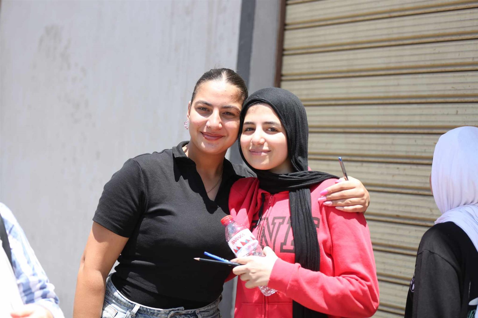 الأمهات يستقبلن أبناءهم بالأحضان بعد امتحان اللغة العربية