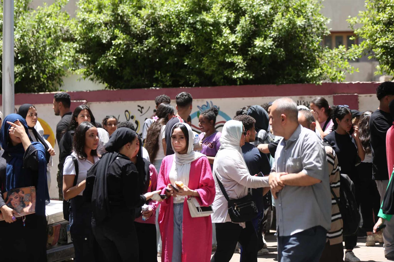 الأمهات يستقبلن أبناءهم بالأحضان بعد امتحان اللغة العربية