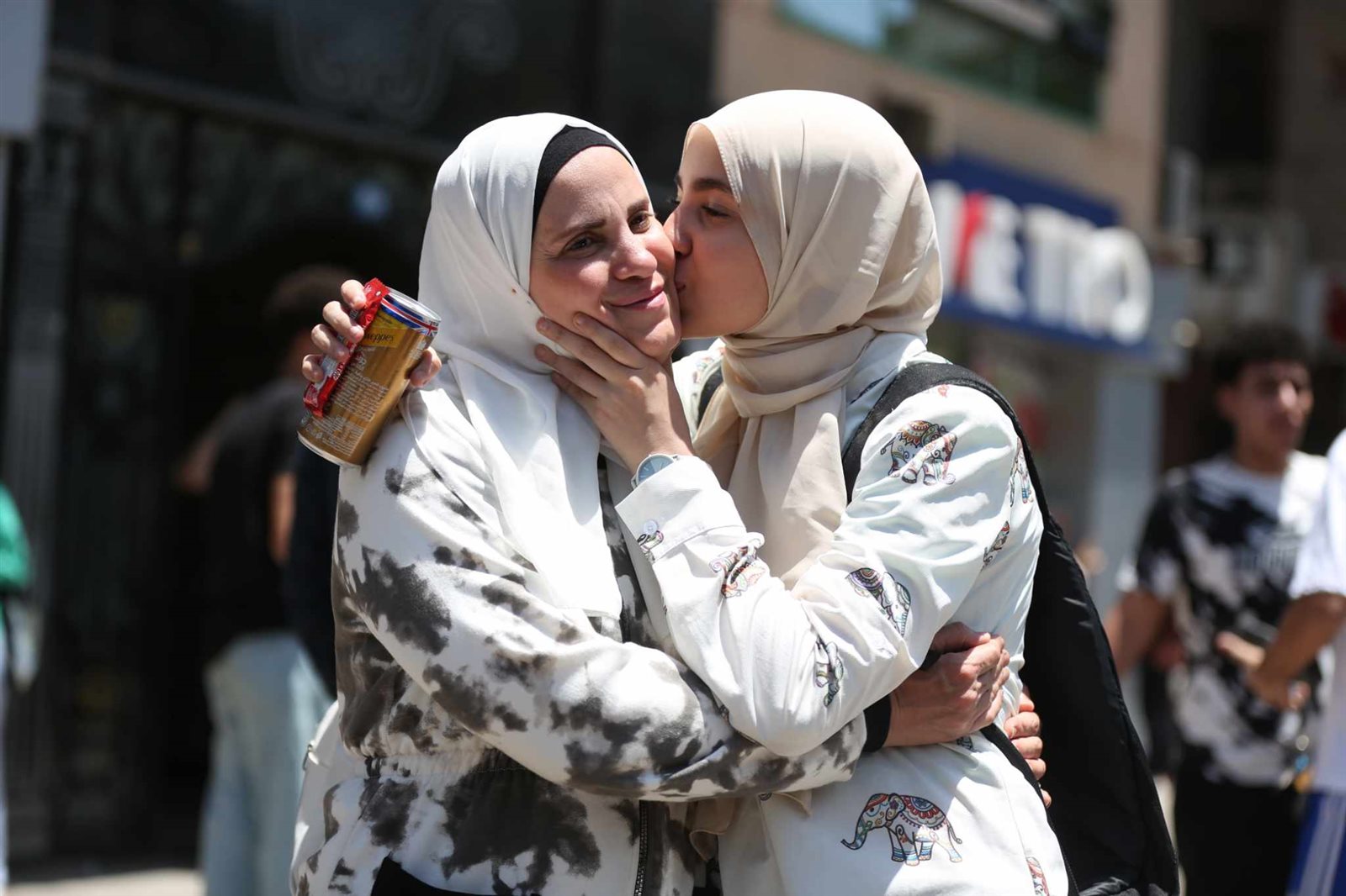 الأمهات يستقبلن أبناءهم بالأحضان بعد امتحان اللغة العربية