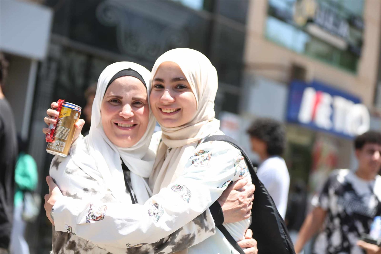 الأمهات يستقبلن أبناءهم بالأحضان بعد امتحان اللغة العربية