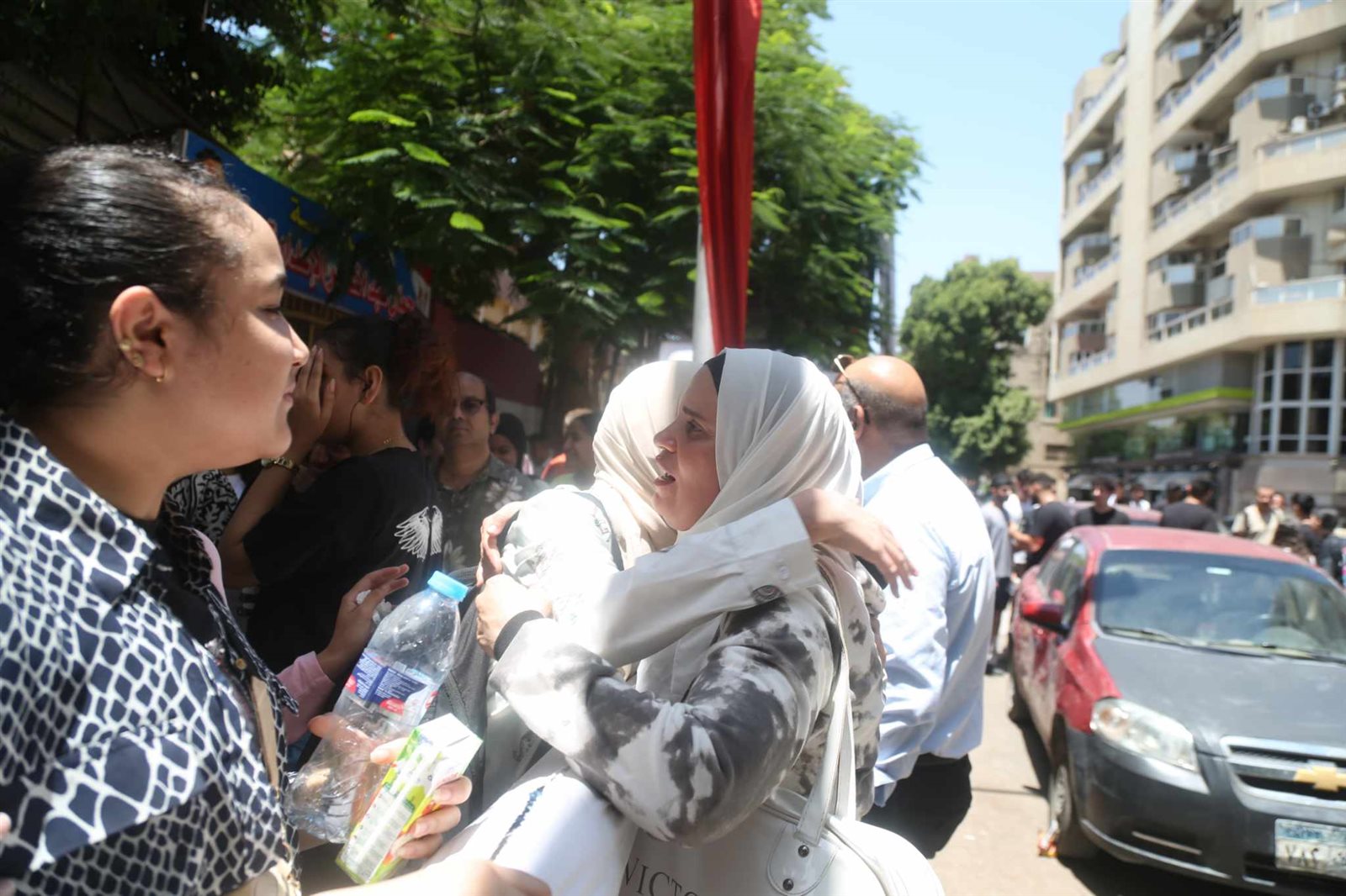 الأمهات يستقبلن أبناءهم بالأحضان بعد امتحان اللغة العربية