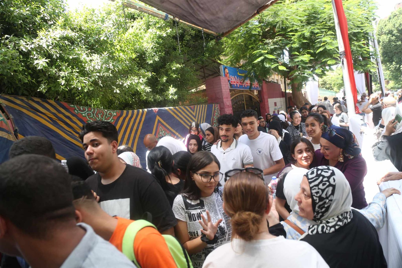 الأمهات يستقبلن أبناءهم بالأحضان بعد امتحان اللغة العربية