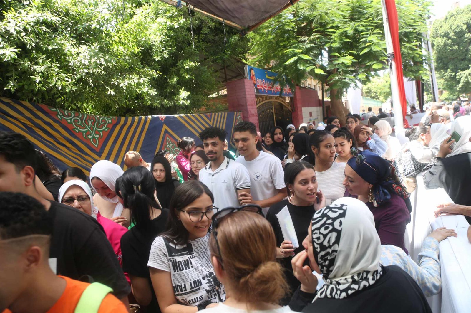 الأمهات يستقبلن أبناءهم بالأحضان بعد امتحان اللغة العربية