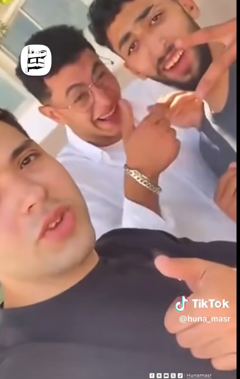 طالب يخرج سماعة غش من أذنه