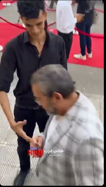  أحمد عبدالعزيز يرفض مصافحة معجب