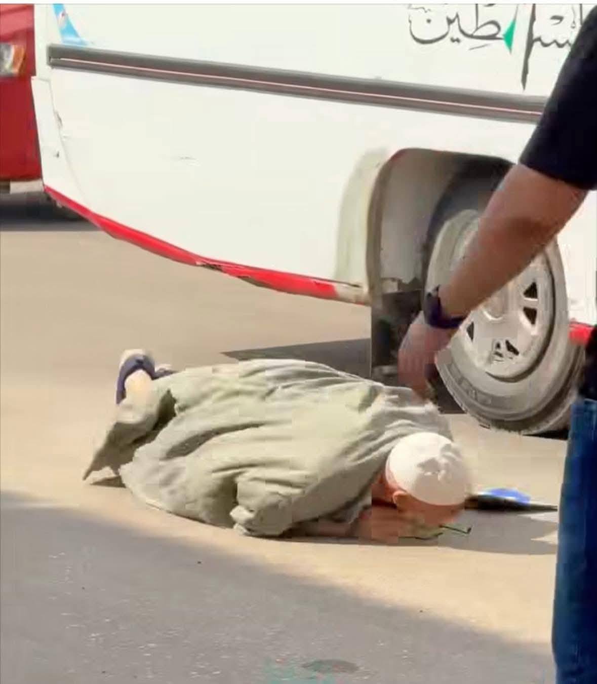 سقوط عجوز من الاتوبيس