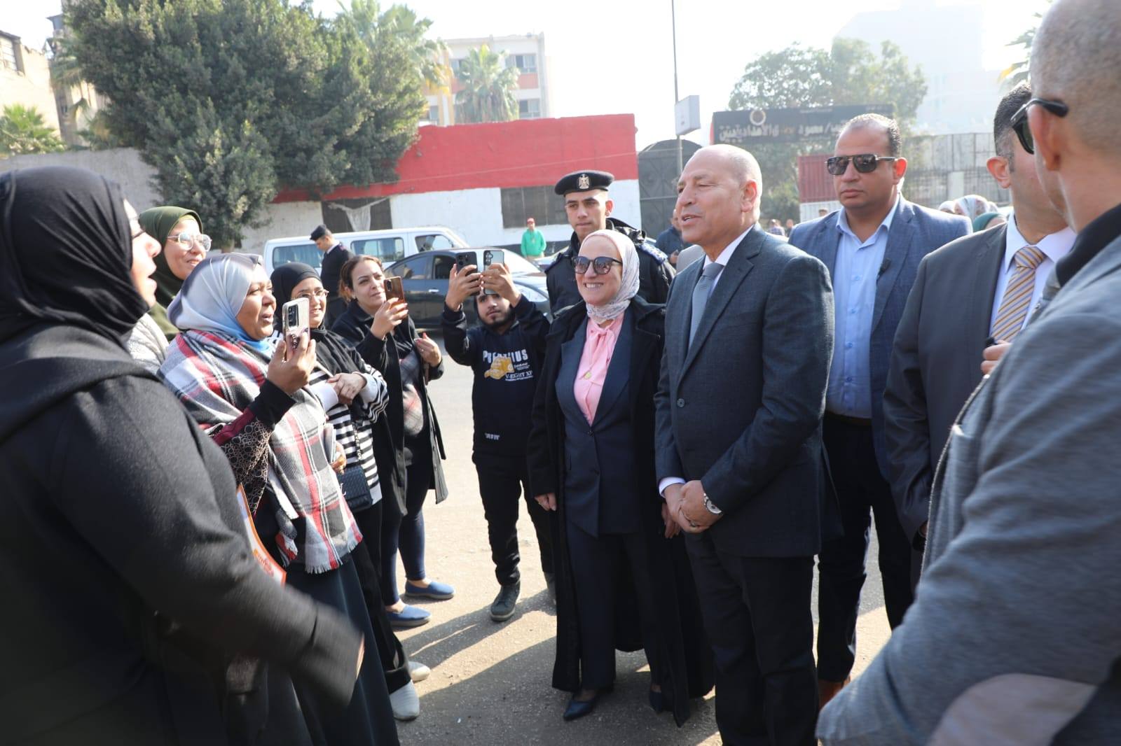 قفل ومشي يا فندم.. غلق باب لجنة إعدادية بوجه محافظ القاهرة 