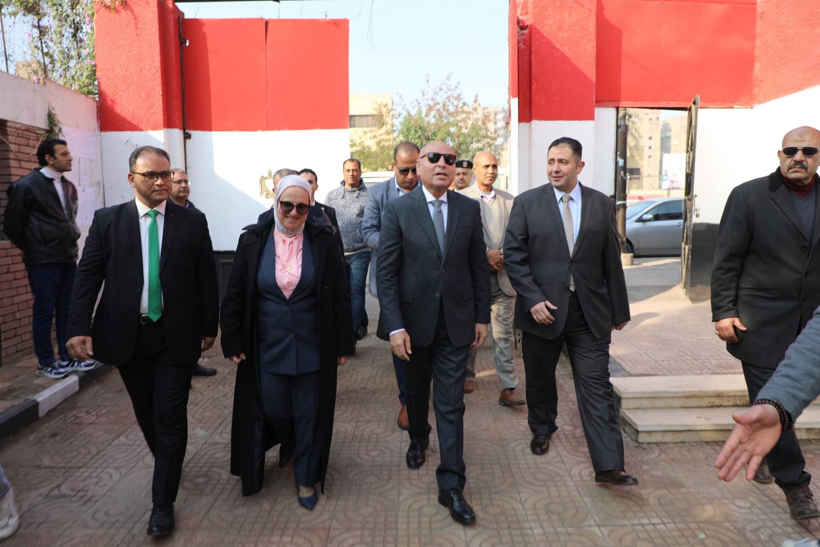 محافظ القاهرة يغير مسار جولته بعد غلق باب مدرسة بوجهه