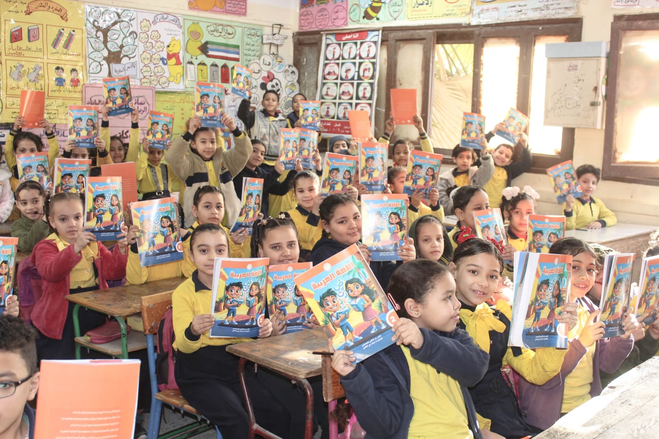 “عطية” يتابع تسليم الكتب المدرسية للطلاب داخل المدارس الابتدائية