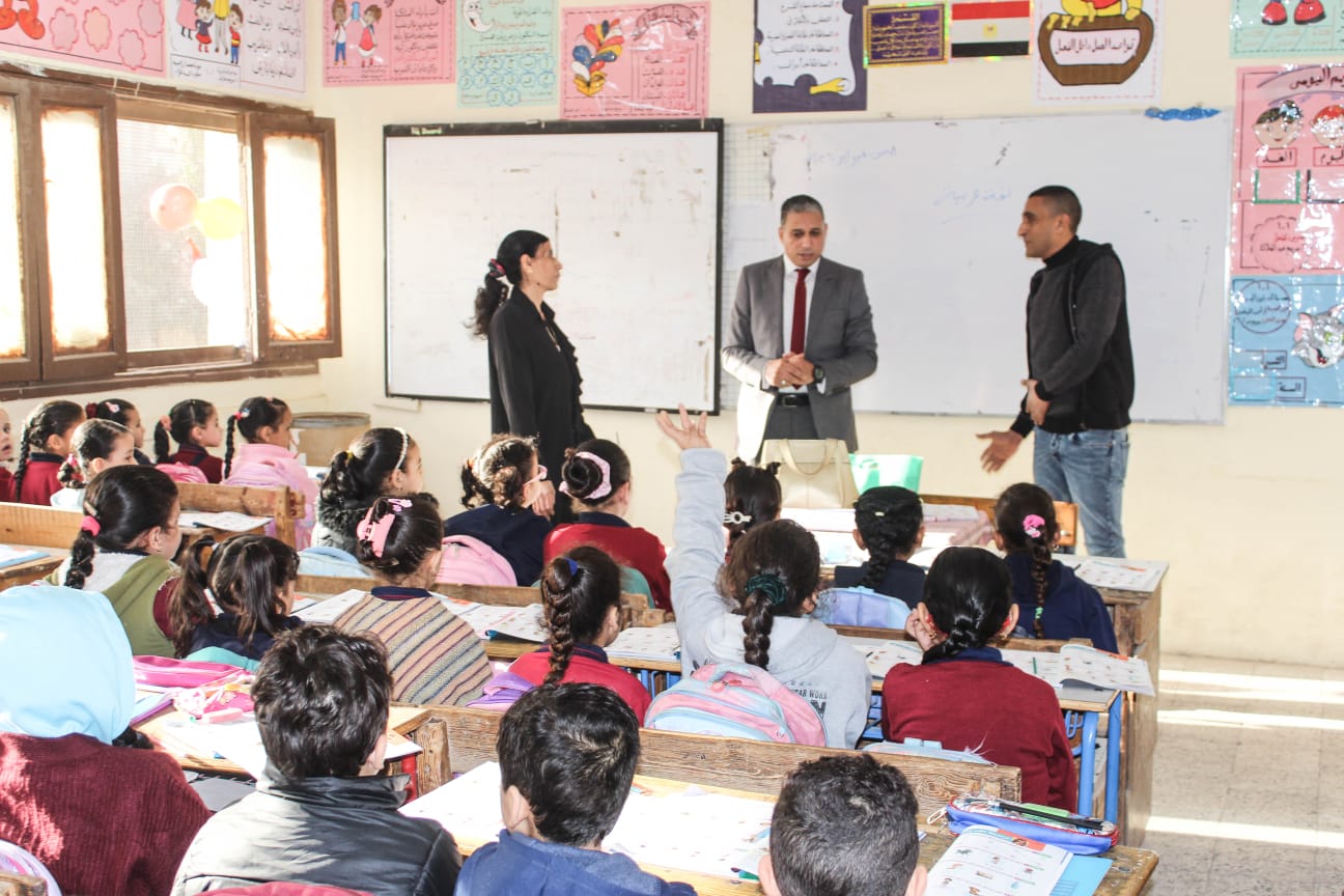 وكيل التعليم الجيزة يتفقد المدارس بأولى أيام الترم الثاني