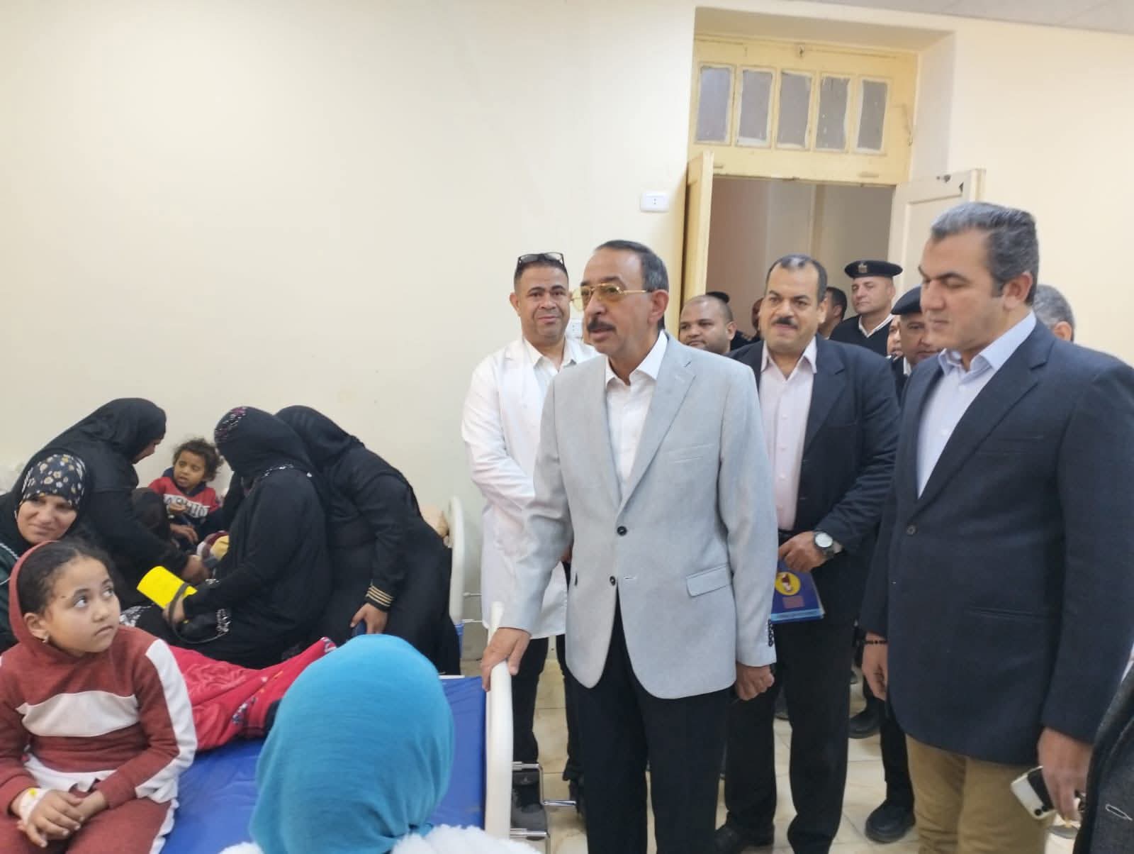 البوظة.. محافظ سوهاج يطمئن على حالات تسمم بمستشفى جرجا
