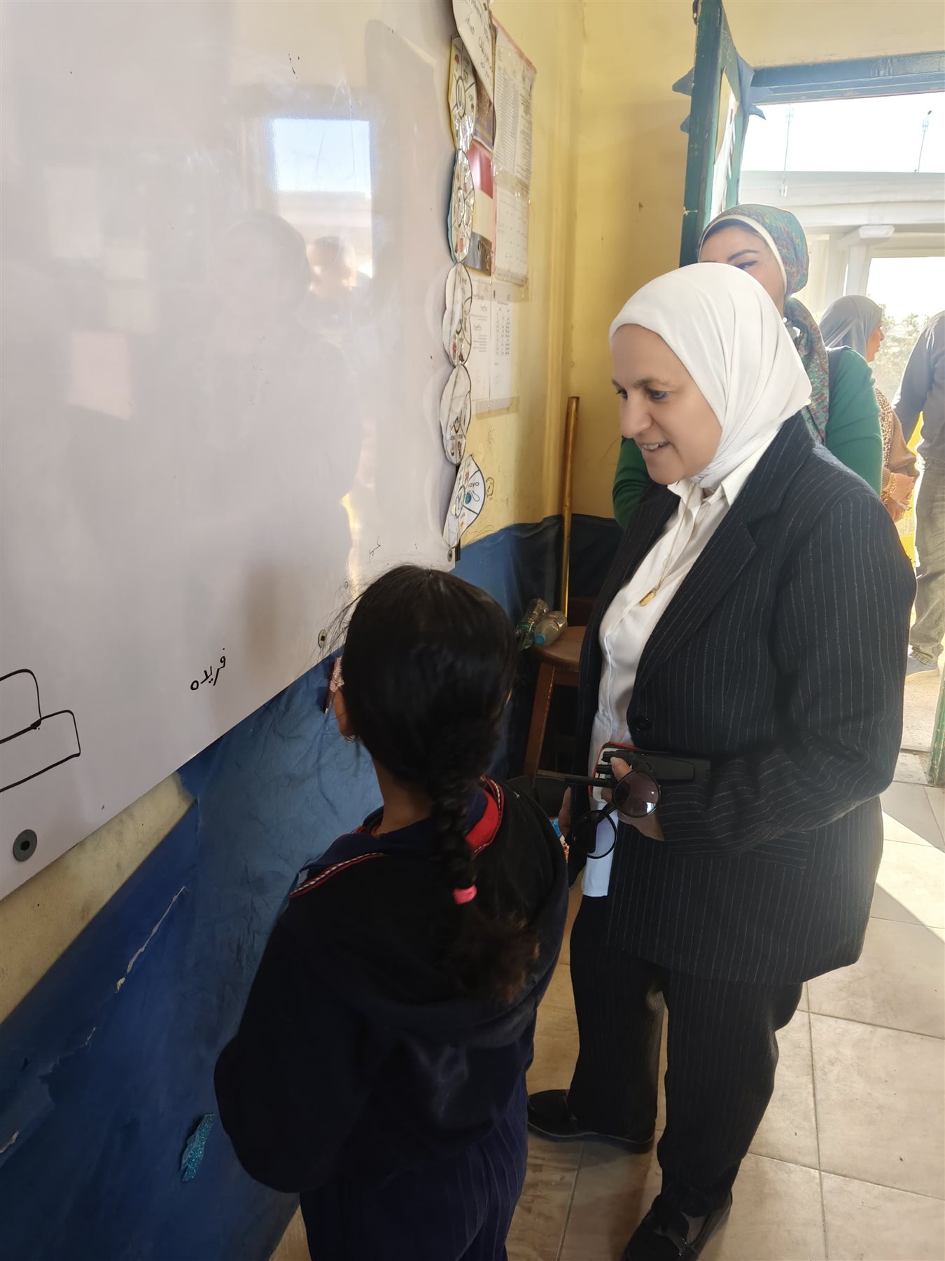 وكيل "التعليم" بالقاهرة  توجه بتفعيل الوسائل التعليمية بالفصول وتنوع استراتيجيات التدريس