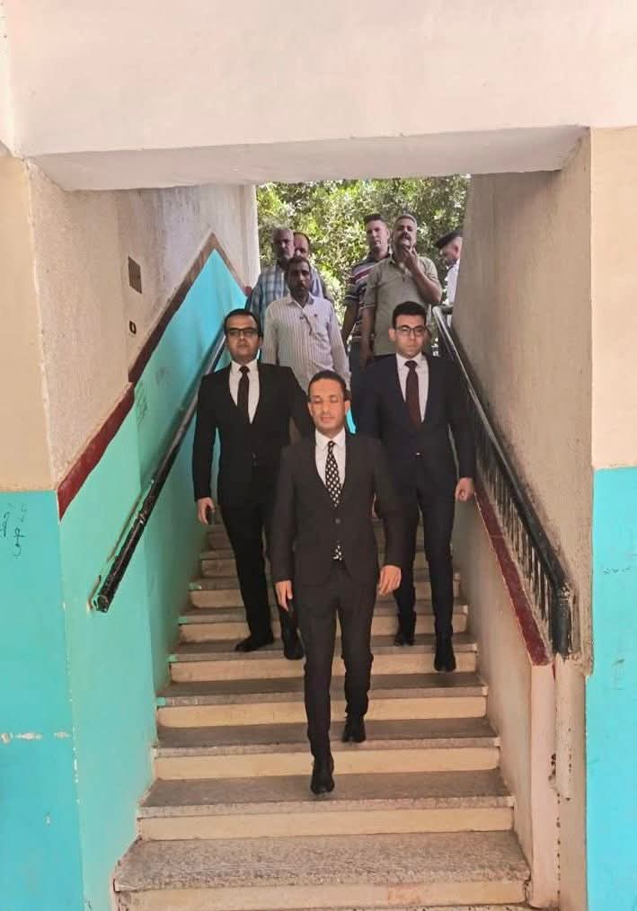 «النيابة الإدارية» تحقق بشكوى تحرش معلم عربي بالتلميذات وتهديدهن بالتلاعب بدرجاتهن