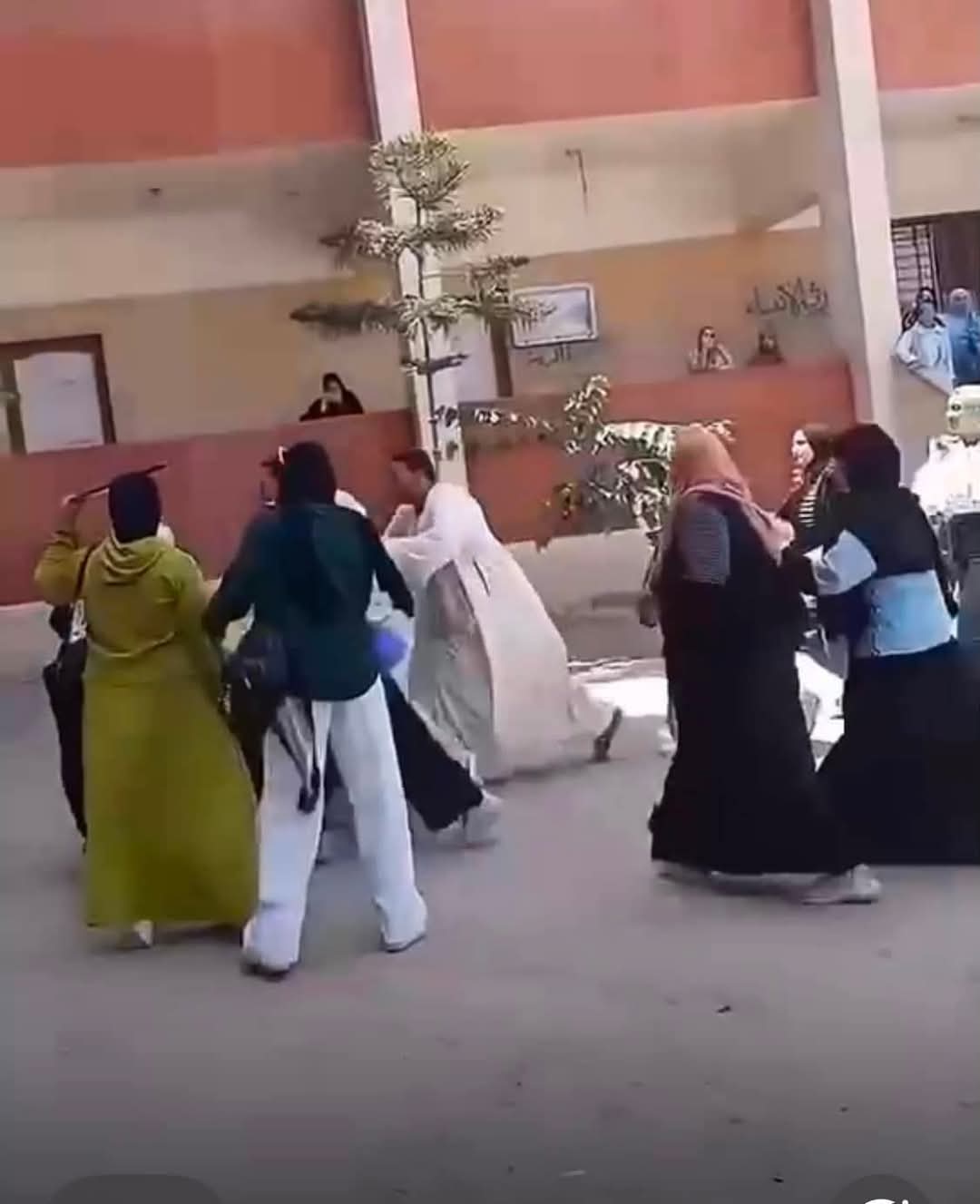 «تربوي» عن واقعة الاعتداء على معلمة لرفضها السماح بالغش بالامتحانات: جرس انذار