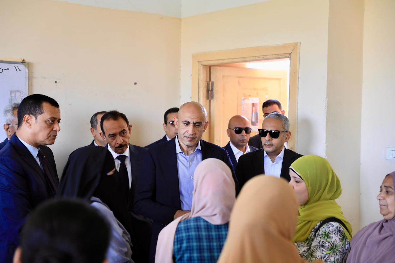 «عبداللطيف» يتفقد مدرسة بسوهاج شهدت أعمال شغب بختام امتحانات الشهادة الإعدادية