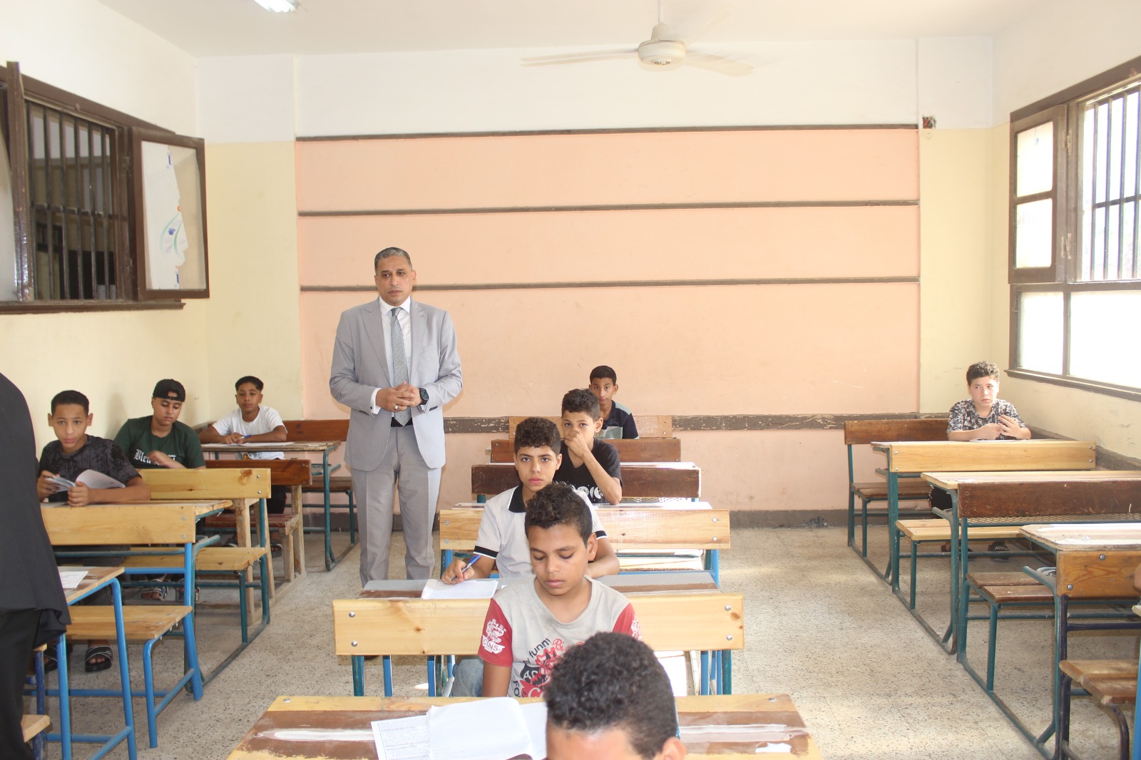 وكيل التعليم بالجيزة يتفقد لجان امتحانات الدور الثاني ويتابع أعمال كنترول الشهادة الإعدادية