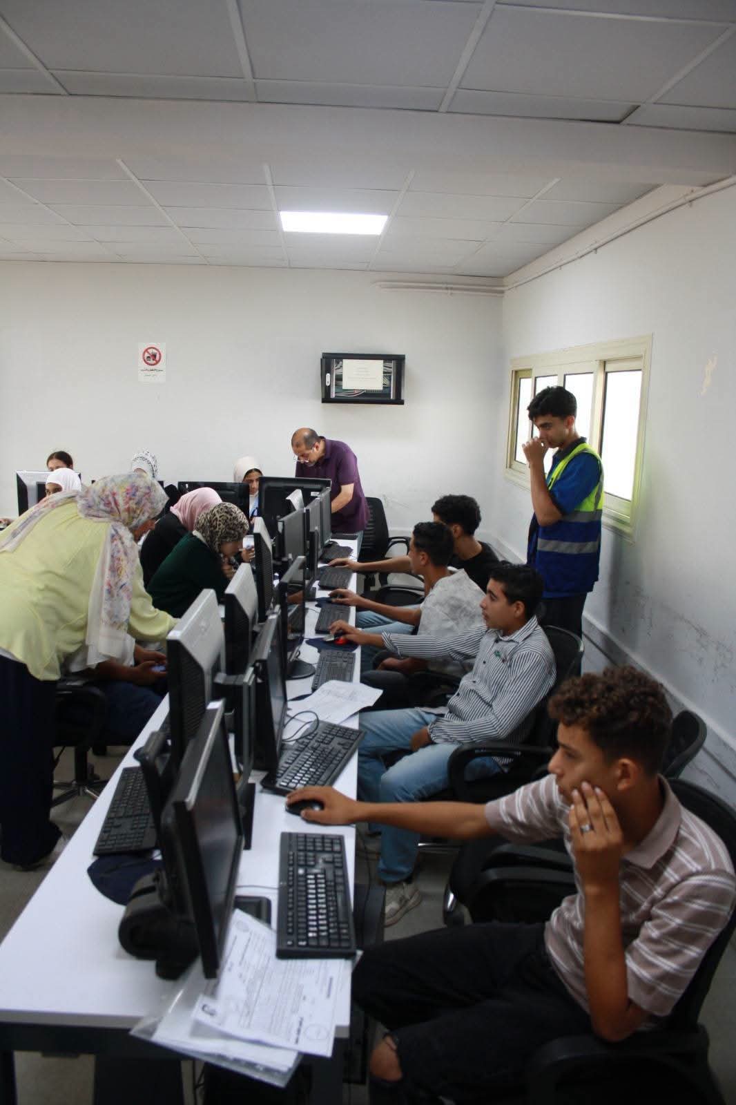 توافد الطلاب على مقار الاختبارات الإلكترونية لاستكمال امتحانات القبول بمدارس التكنولوجيا التطبيقية
