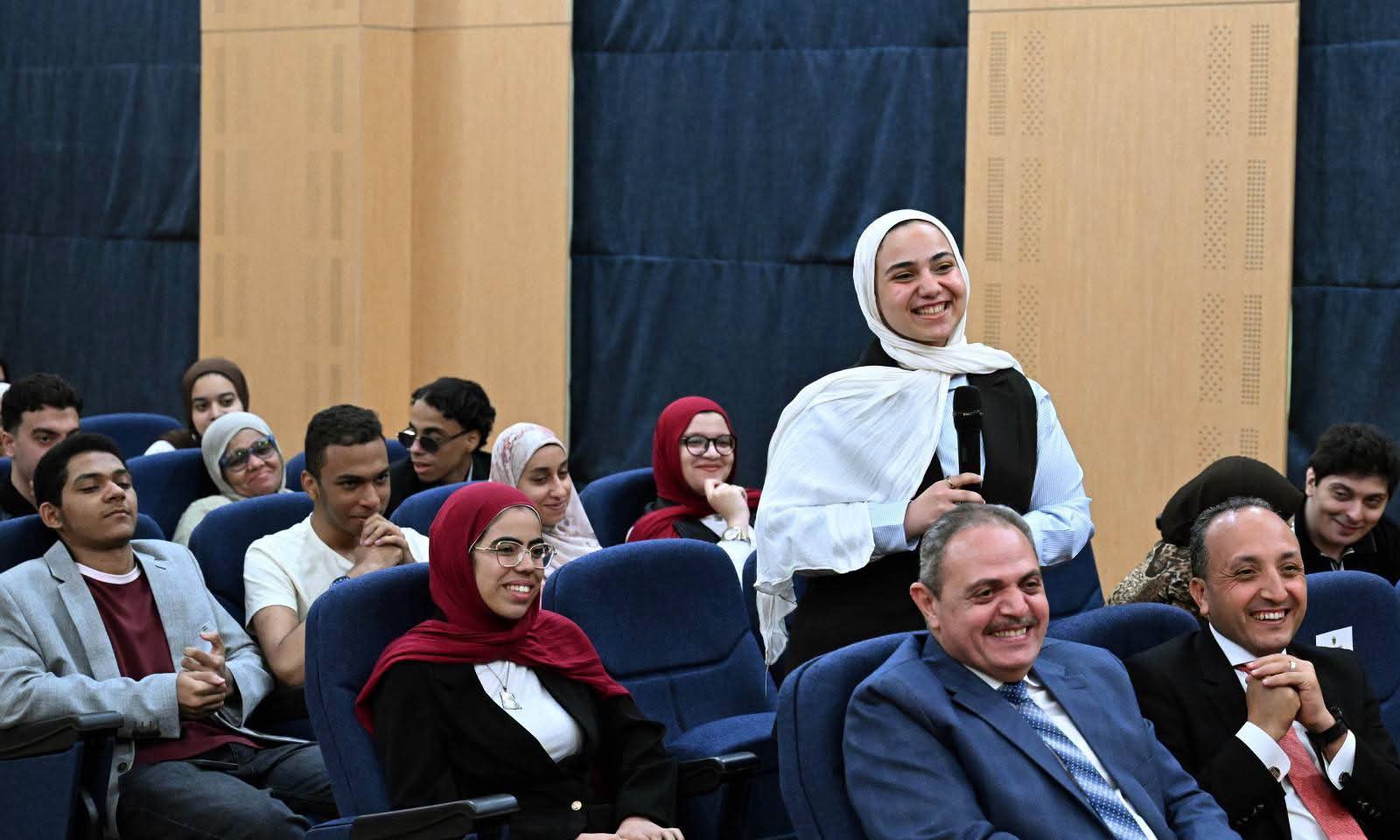 طالبة لرئيس الوزراء: محتارة أدرس لغات بكلية ألسن أم business informatics.. ماذا قال؟