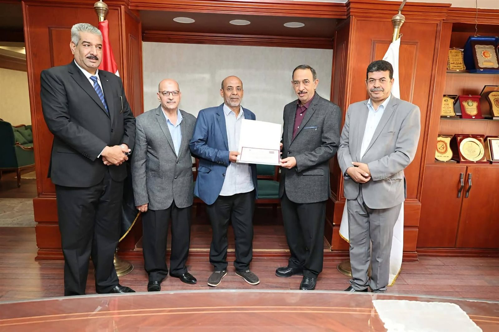محافظ سوهاج يكرم مديرا حوّل مدرسة عمرها 100 عام لـ «لوحة فنية»
