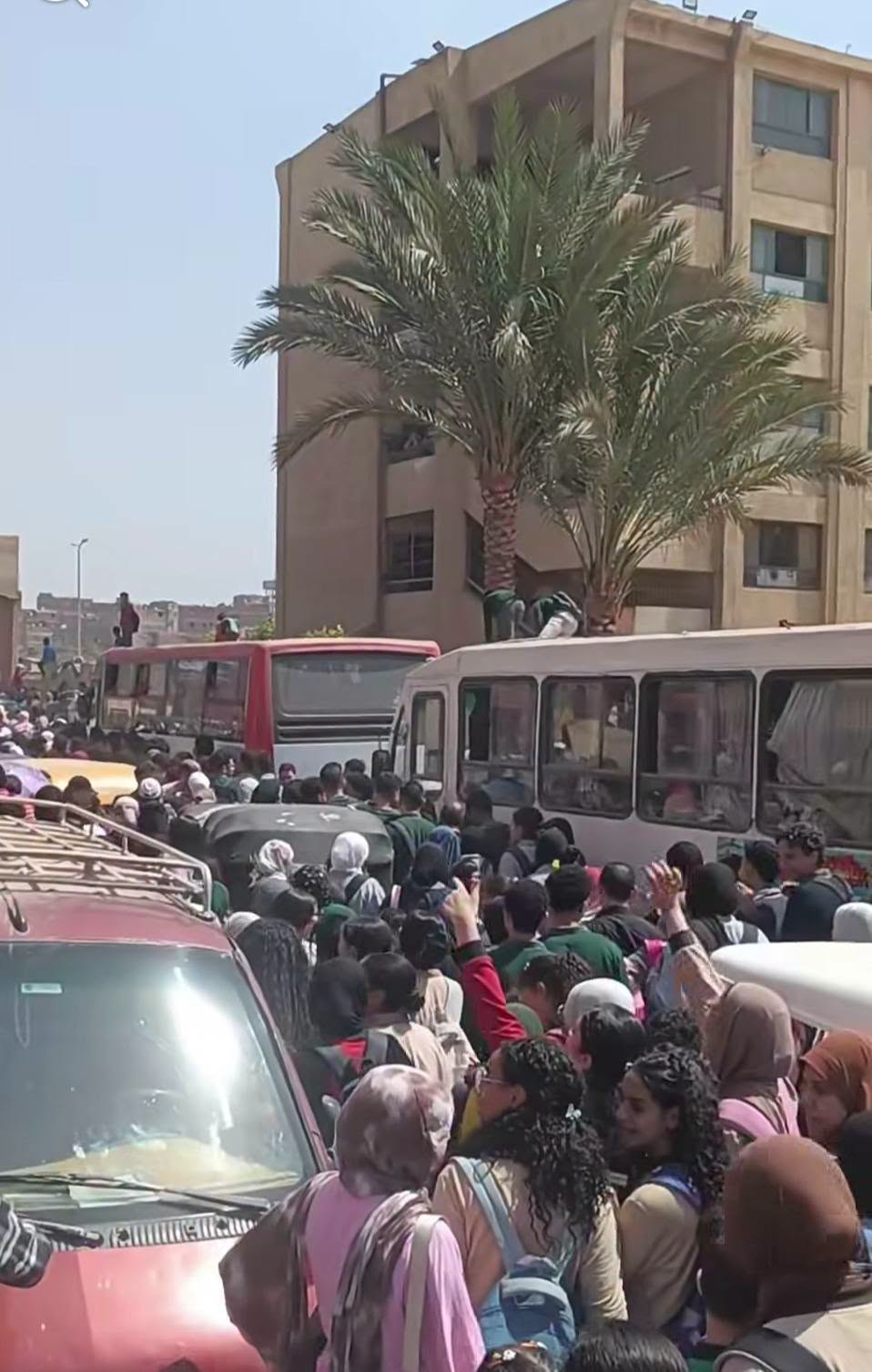 ولادنا بخطر.. شكوى أولياء أمور مجمع مدارس إسكوا من التزاحم أثناء خروج أبنائهم