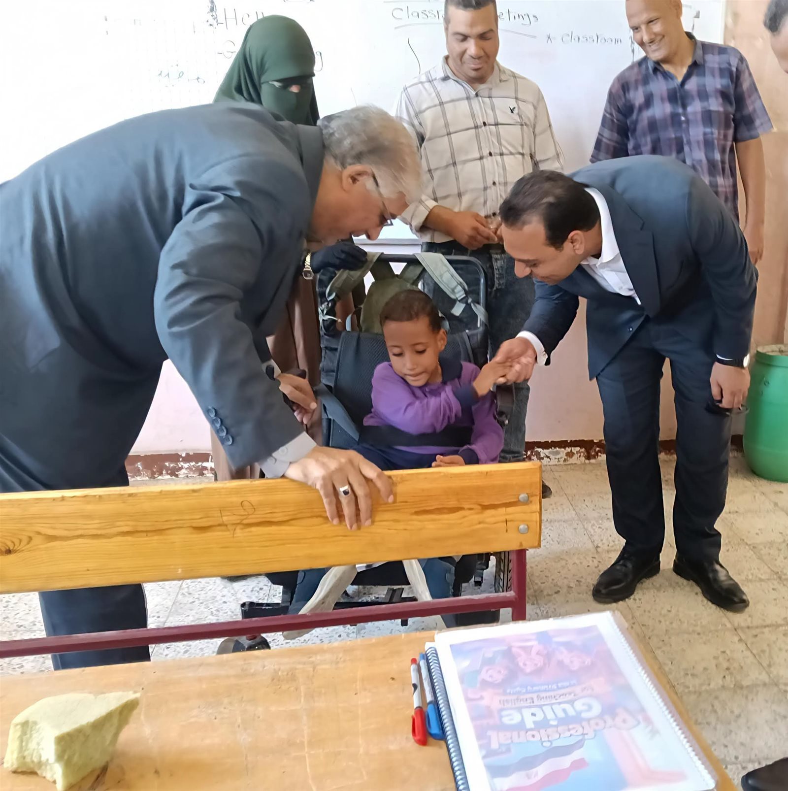 بعد تصدره التريند.. نائب محافظ قنا يكرم الطفل حاتم سعداوي ومعلمه