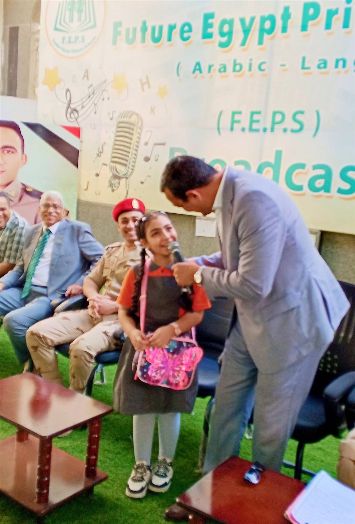 من بيت الشهيد لمقعدها.. ضابط بالجيش يصطحب ابنه النقيب أحمد صابر للمدرسة