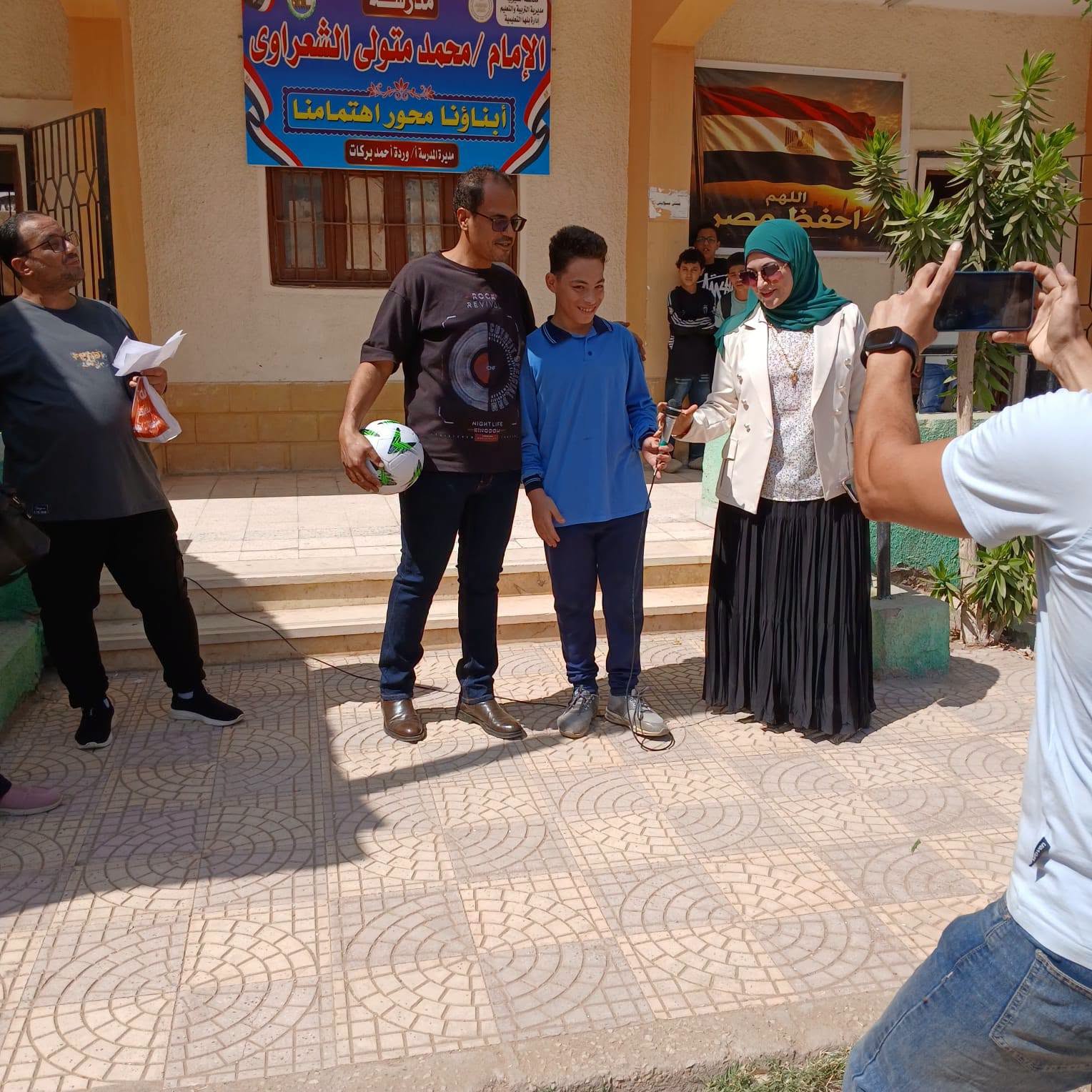 واقعة تربوية وإنسانية.. مديرة مدرسة تهدي طالب “كرة” لترسيخ قيم الاعتذار