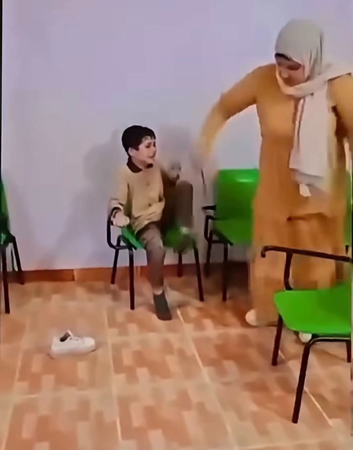 خلاص والنبي يا ميس.. «التعليم» تفحص فيديو ضرب معلمة لطفل ابتدائي