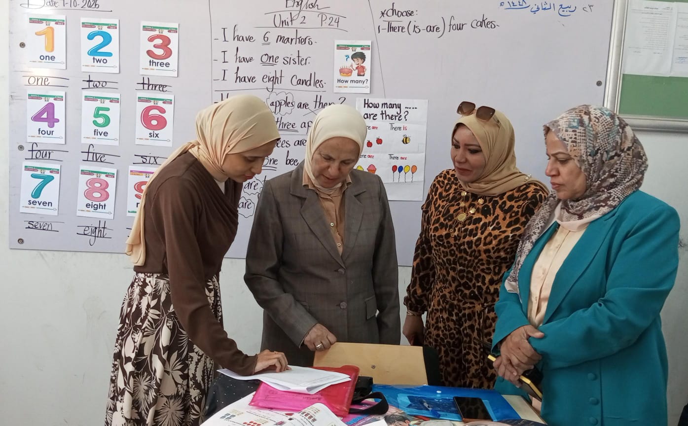 سبورة مادة الإنجليزي منظمة وعلم مصر بحقيبة طالبة.. وكيل التعليم بالقاهرة تتفقد المدارس