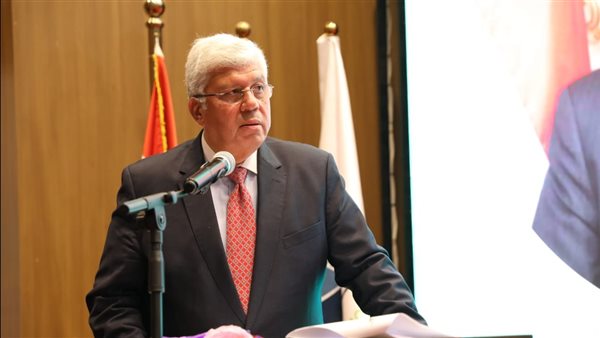 الدكتور أيمن عاشور