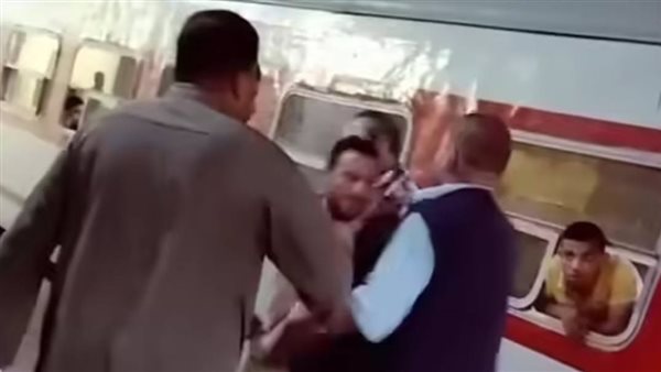 كمسري يعتدي على طالب