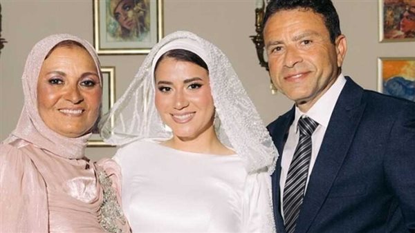 دينا هشام ابنة الدكتورة