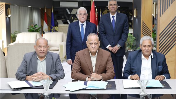 جانب من التوقيع